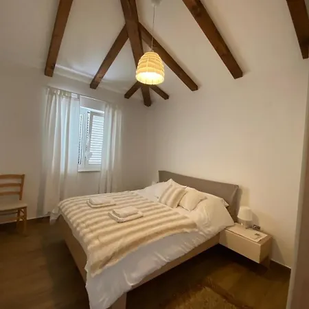 Vakantiehuis House With A Parking Space Lovran, Opatija - 9716 Lovran